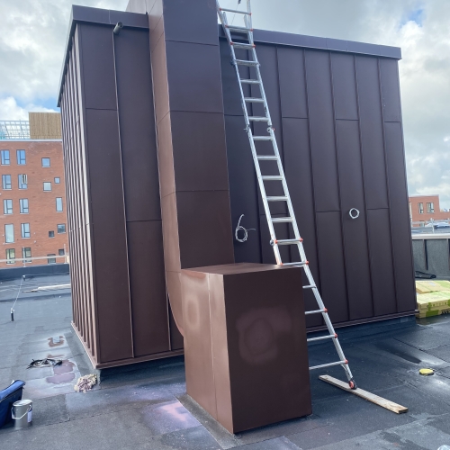 Overfladebehandling af stål og aluminium på taginstallation i Hillerød, Sjælland – refleksfri malet for beskyttelse og ensartet finish
