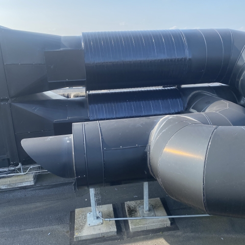 Refleksfri overfladebehandling aluminium udført på ventilationsanlæg i Farum, Sjælland – refleksfri malet for holdbarhed og flot finish